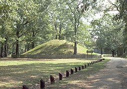 La Louisiane est parsemée d’anciens sites Amérindiens qui prennent la forme de monticules tels que celui-ci, situé dans le parc naturel de Marksville, et encore au-dessus des eaux.