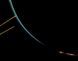 Le délicat système d’anneaux de Jupiter apparaît sur cette photo couleur composite sous la forme de minces lignes oranges jaillissant du limbe de Jupiter