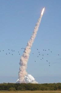 La navette spatiale Columbia quittant la Terre le 16 janvier 2003 pour mener à bien la mission STS 107