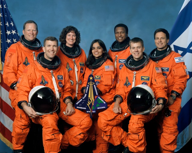 L\'équipage de la mission STS 107.Assis au premier rang, de la gauche vers la droite : Commandant Rick D. Husband, 45 ans ; Spécialiste de mission Kalpana Chawla, 42 ans ; Pilote William C. McCool, 40 ans
Debout au deuxième rang : Astronautes David M.Brown, 46 ans ; Laurel B.clark, 41 ans ;  Michael P.Anderson, 42 ans et Ilan Ramon, 47 ans  tous quatre spécialistes de mission