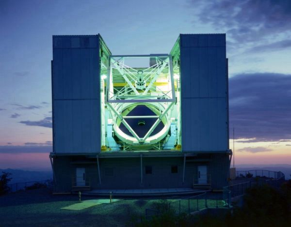 Le télescope MMT situé sur le Mont Hopkins, dans l’Arizona.
Près d’une vingtaine de chercheurs, la plupart travaillant au MMT, sont à associer à cette découverte. Devant l’opportunité que représentait cet événement, ils ont en effet accepté de consacrer une partie de leur temps d’observation à la collecte de données sur ce sursaut gamma inhabituel
