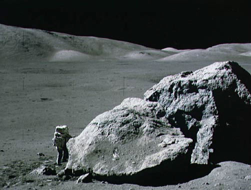 Harrison Schmitt, un des derniers Hommes à avoir marché sur la Lune, lors de l\'ultime mission lunaire habitée, Apollo 17, en 1972. Combien de temps s\'écoulera avant que nous puissions revoir en direct de telles images ?