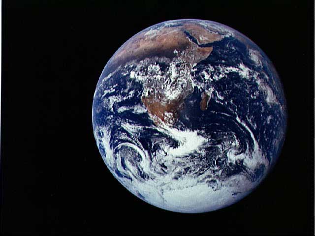 La Terre photographiée par l’équipage d’Apollo 17. Le pays de Boucles d\'Or s\'étendrait-il au-delà ?