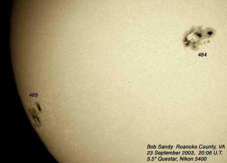 L’astrophotographe Bob Sandy a pris cette image de la tache solaire géante 486 émergeant du limbe solaire le 23 octobre 2003. Elle était de fait précédée par une autre tache géante, la 484 L’astrophotographe Bob Sandy a pris cette image de la tache solaire géante 486 émergeant du limbe solaire le 23 octobre 2003. Elle était de fait précédée par une autre tache géante, la 484