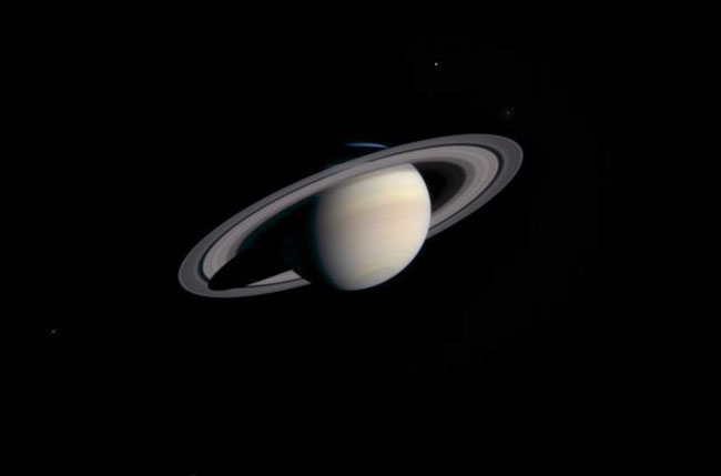 Saturne vue par la sonde Cassini Huygens en novembre 2003