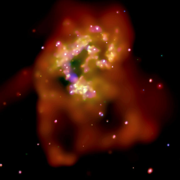 Image de Chandra en rayons X des galaxies des Antennes révélant des boucles de gaz surchauffé se répandant dans l’espace intergalactique, d’énormes nuages de gaz portés à plusieurs millions de degrés, et des émissions x brillantes en provenance d’étoiles à neutrons et de trous noirs. Les couleurs sont en fait une correspondance codée de l’intensité des rayons X. Les plus faibles sont en rouge, les intermédiaires en vert, et les plus forts en bleu.