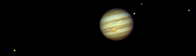 Jupiter et trois de ses lunes photographiées le 7 février 2004 par l’astronome amateur Gary Palmer, de Los Angeles, à l’aide d’un télescope de 28 cm de diamètre et d’un appareil photo numérique.