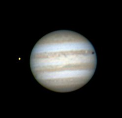 L’astronome amateur Randy Brewer, de Baytown au Texas, a pris cette image de Jupiter, Io et Europe le 26 février 2004. Io est sur la gauche, Europe et son ombre projetée sur Jupiter sont à droite.