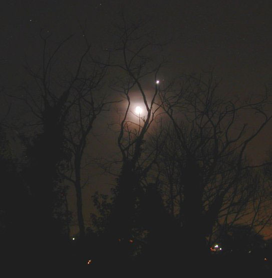 Vénus et la Lune créant un paysage fantomatique en Bretagne, terre de légendes.