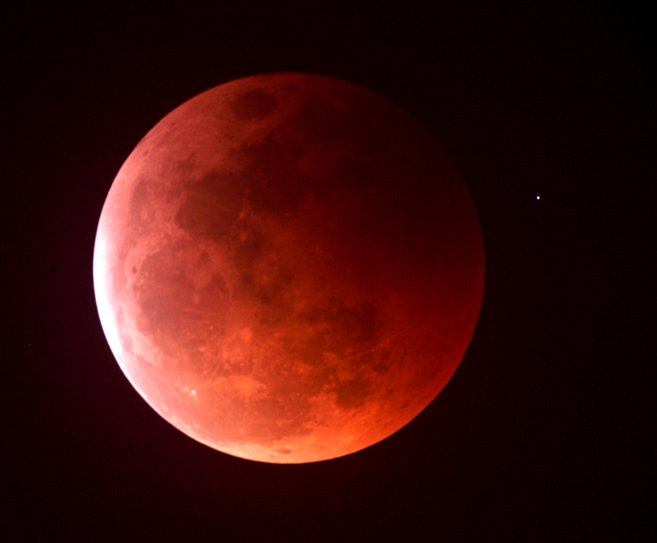L\'éclipse de Lune du 15 mai 2003 surprise par l\'astronome amateur Loyd Overcash au-dessus de Houston, Texas