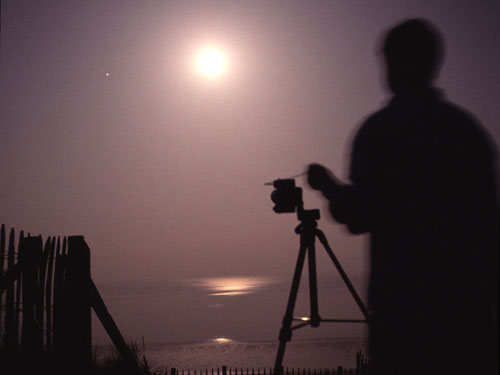 le 12 août 2003, deux semaines avant son passage à l’opposition, Mars, sur la gauche de l’image, tenta bien vainement de rivaliser d’éclat avec la pleine Lune. Au matin du 31 mai, elle se trouvera en concurrence avec un croissant beaucoup plus modeste.
