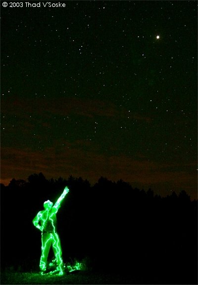 Le 26 août 2003, sans doute inspiré par l’inhabituelle proximité de Mars, l’astronome Dennis Mammana se transforma en « petit homme vert » avec la complicité du photographe Thad V’Soske. Tandis que, grâce à un déclencheur souple, Thad maintenait ouvert l’obturateur de son appareil photo vissé sur un trépied, Dennis suivit les contours de son corps avec une petite lampe LED verte, finissant la pose en désignant Mars, perchée tout la haut dans le ciel.