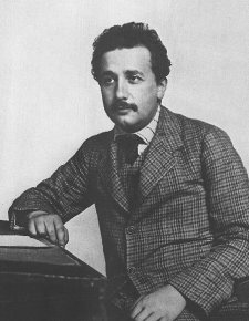 Albert Einstein, jeune père, photographié au bureau des brevets où il travaillait