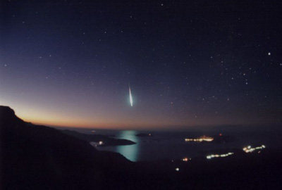 Cette très brillante étoile filante est un bolide. 