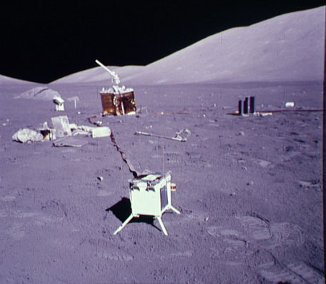 La boîte blanche au premier plan est le contenant de l’expérience LEAM, installée sur la Lune en 1972.