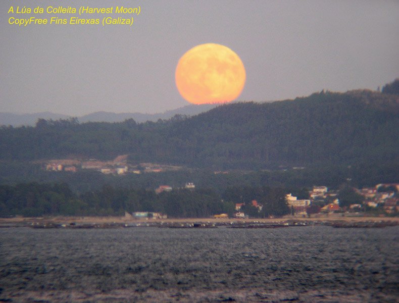 La lune des moissons de 2005 vue depuis Pobra do Caramiñal, en Galice, Espagne.
