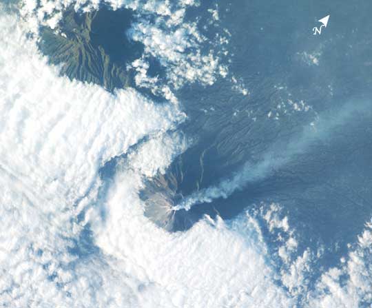 Image satellite du volcan Merapi surmonté d\'un panache de fumée. Typiquement le genre d\'évènement que EO-1 est en mesure de repérer et auquel il peut adapter ses priorités
