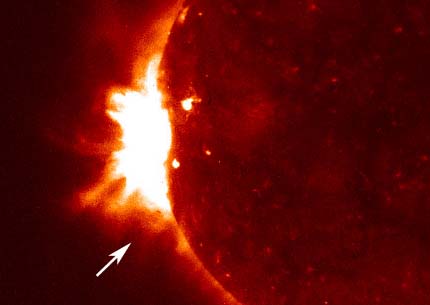 Le transit de Mercure vu en rayons X par l\'instrument XRT du satellite Hinode. Mercure se trouve à l\'extrêmité de la flèche blanche