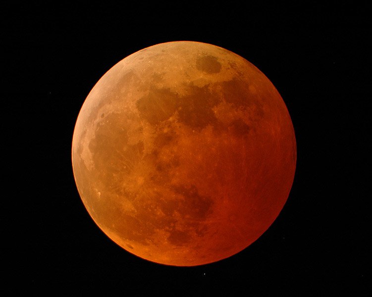 La Lune éclipsée. Sur la Lune, le sol devient rouge durant une éclipse. Cette photo a été prise par Doug Murray de Palm Beach Gardens, en Floride, durant l\'éclipse totale du 27 octobre 2004