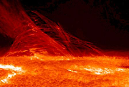 Eruption solaire dans la chromosphère surprise par le satellite japonais Hinode