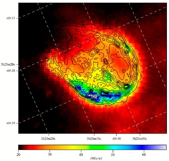 La coquille de gaz en expansion formant le rémanent de supernova N132D vu par Chandra. La couleur indique l\'intensité du rayonnement infrarouge recueilli par Spitzer