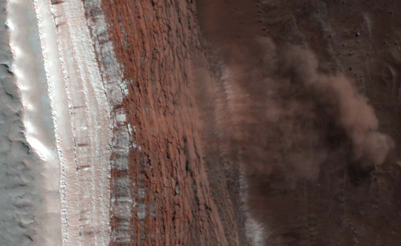 Détail de la plus grande avalanche observée sur Mars par MRO, parmi 4 autres. Cliquez sur le lien du crédit pour avoir accès à l\'image en haute résolution