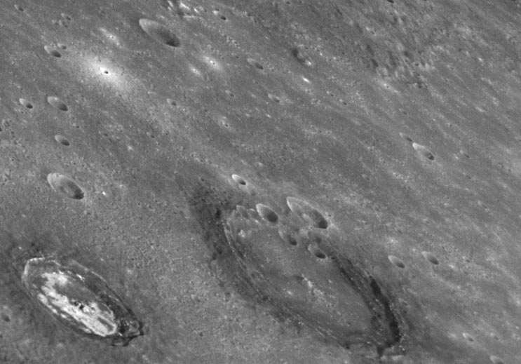 Deux cratères aux caractéristiques tout à fait intrigantes sur Mercure, dans le gigantesque bassin d\'impact Caloris