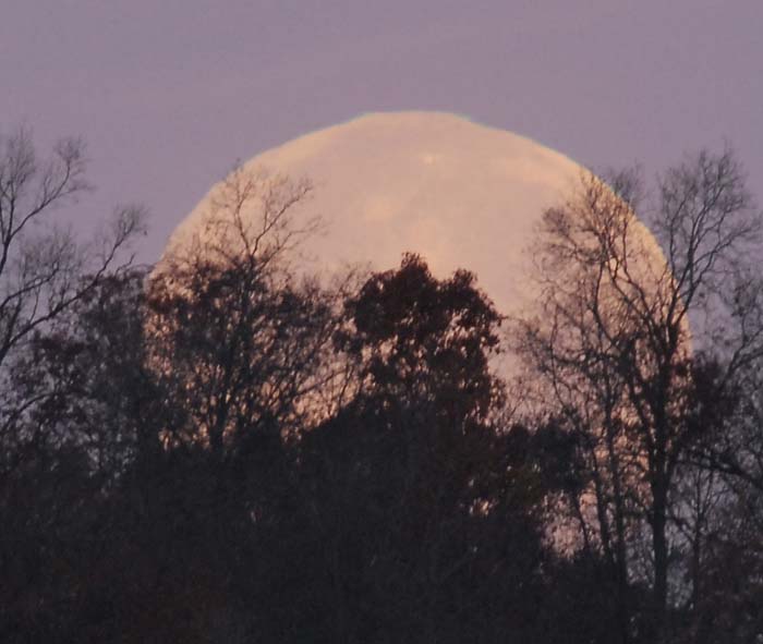 La pleine Lune se levant au-dessus de Manchester, dans le Maryland.