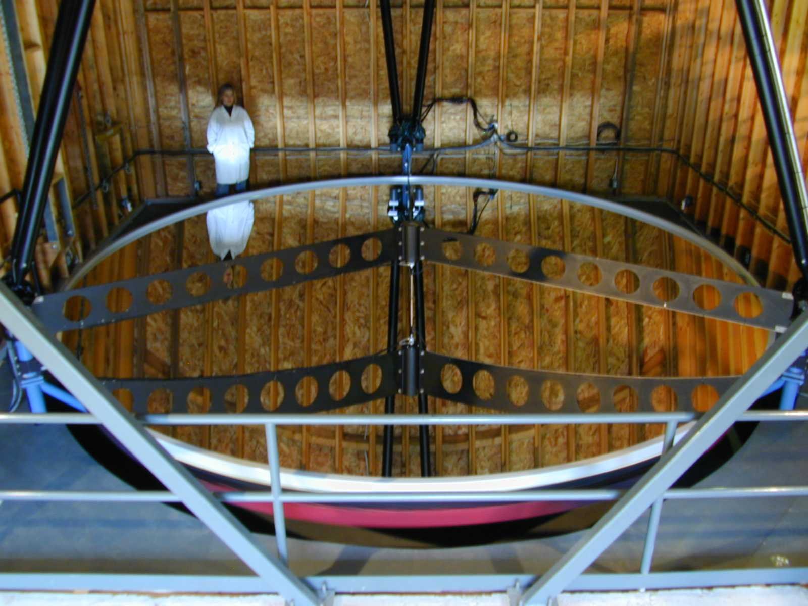 Gros plan sur le miroir liquide du télescope de 6 mètres de l\'Université de Colombie Britannique