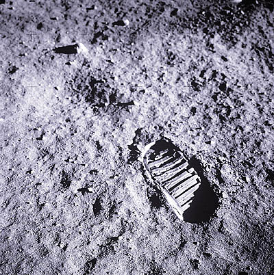Cette trace de pas est en réalité celle de Buzz Aldrin. Mais vous ne pourrez pas la voir depuis la Terre,  même lorsque la Lune est au plus proche de nous