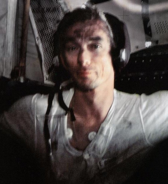 Gene Cernan couvert de poussière de Lune après une sortie du Module Lunaire lors de la mission Apollo 17