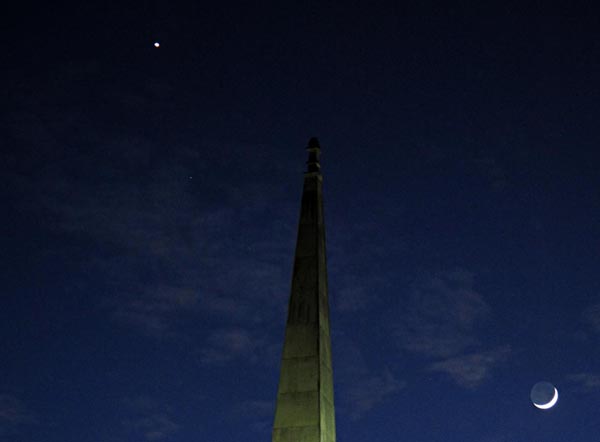 Un mince croissant de Lune observé au-dessus de Manassas, en Virginie, le 30 décembre 2008. En haut à droite, Vénus