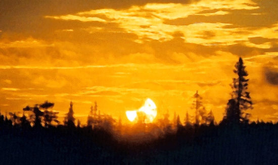 Une précédente éclipse de minuit photographiée dans le nord de la Suède le 31 juillet 2000. L\'éclipse de ce soir sera deux fois plus profonde.