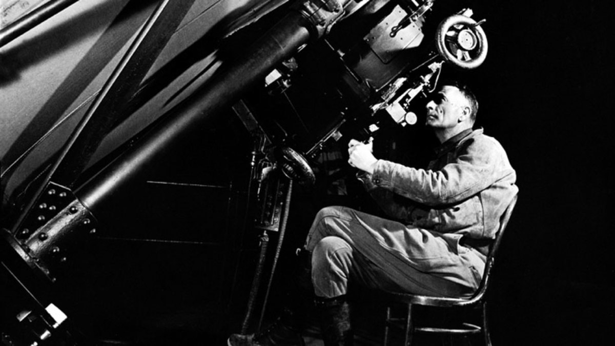 Edwin Hubble en train de regarder fuir les galaxies