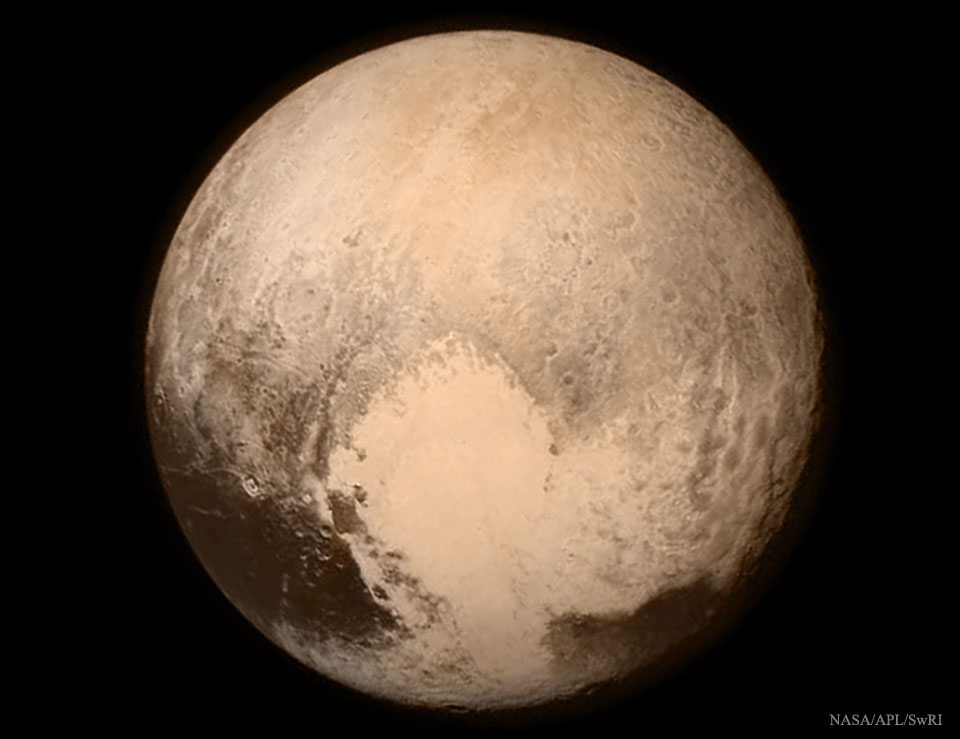 Pluton telle qu\'elle nous apparut enfin lors de son survol par New Horizons en juillet 2015
