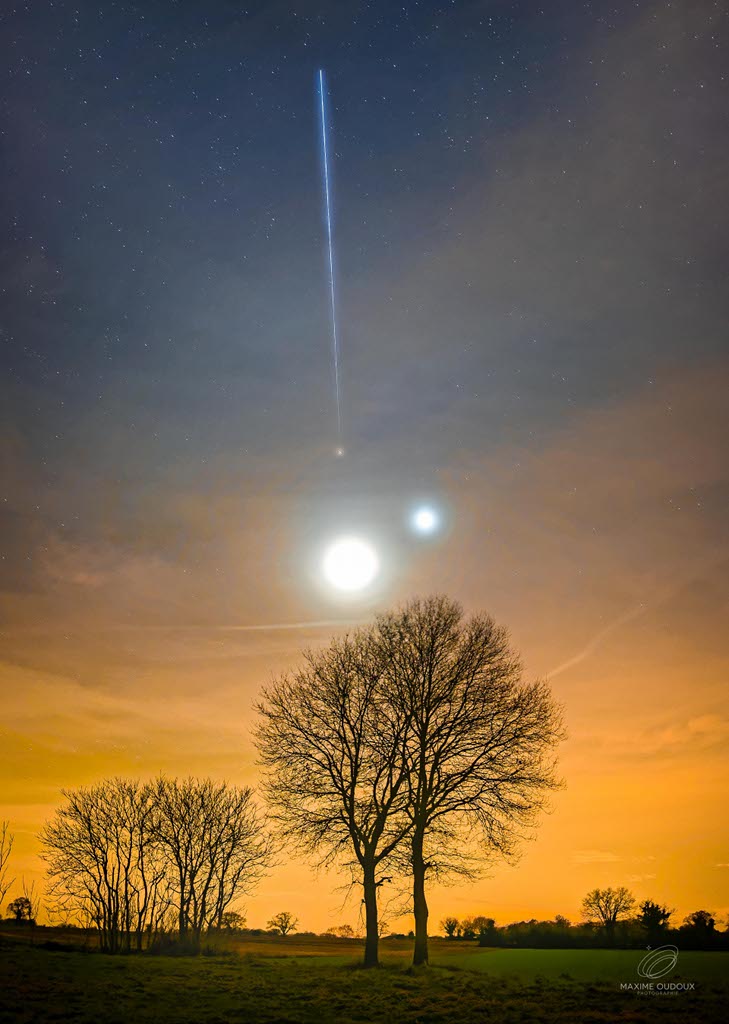 Le 31 janvier 2017, le croissant de lune, Vénus et Mars étaient rassemblés dans un même coin de ciel au crépuscule. Encore éclairée par le soleil depuis son olympe orbital, la Station spatiale internationale s\'est jointe brièvement au trio non loin du Lude, en France. Depuis l\'endroit choisi par le photographe, la Station spatiale internationale semblait provenir directement de Mars.