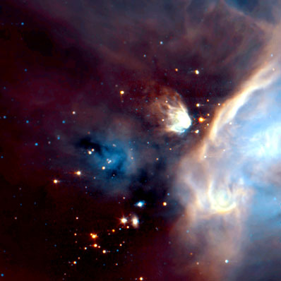 Le nuage de Rho Ophiucus, vu par ISO en infrarouge. Constitué d’hydrogène et de poussières, c’est un véritable cocon où se forment les étoiles. On estime qu’il a déjà transformé 10 % de sa matière en étoiles ou naines brunes.