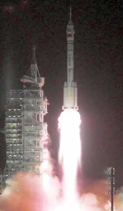 La fusée Longue-Marche emportant Shenzou 1 sur orbite. Bientôt un vol habité ?