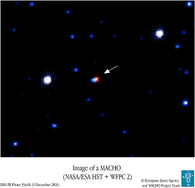 Un MACHO pris sur le vif.<br> La petite tache rouge  vers laquelle pointe la flèche est en fait d\'une naine rouge située à 600 années-lumière de nous. Le point bleu à coté est l\'étoile géante d\'arrière plan qui a permis sa détection par effet de lentille gravitationnelle.