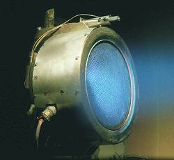 Prototype de moteur ionique développé pour la sonde Deep Space 1. Les ions, créés ici à partir de gaz xénon, apparaissent en bleu à la sortie de la tuyère
