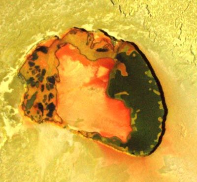 Cette dépression volcanique de 75 km de diamètre, appelée Tupan Patera, doit ses couleurs à la lave et aux composés de soufre. Les couleurs de cette photo sont proches de la réalité.
