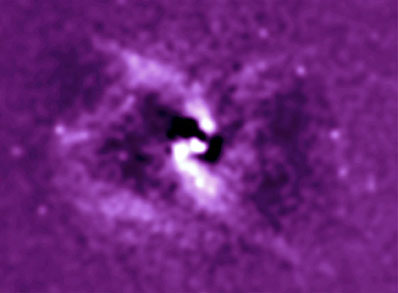 NGC 4636 en rayons X, cisaillée par l\'onde de choc consécutive à la chute d\'importantes quantités de gaz sur le trou noir central.