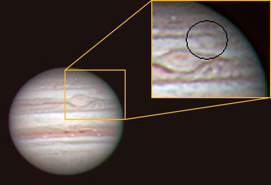 Sur cette photographie prise le 15 janvier 2002, on constate que la Grande Tache Rouge de Jupiter est en passe d\'être percutée par un autre cyclone de teinte blanche. La collision, prévue pour les semaines à venir, peut être vue à travers des instruments de diamètre moyen.