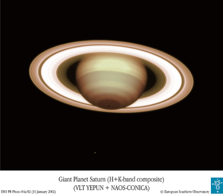 La structure en bandes de l’atmosphère de Saturne est bien mise en évidence sur cette image, ainsi que les fines séparations du système d’anneaux. Tout ça depuis la Terre, à travers l’atmosphère ! Une prouesse. Petit exercice d’acuité visuelle : parvenez-vous à discerner Thétys, dans le bas de l’image, pile en dessous du pôle sud de Saturne ? Vous avez un joker avec l’image en haute définition vers laquelle un lien est fourni dans le corps de l’article…