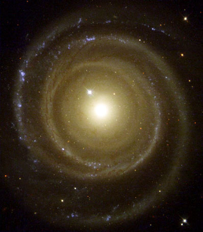 À 111 millions d’années-lumière de la Terre, dans la constellation du Centaure, NGC 4622 déploie ses bras spiraux dans toute leur splendeur. À l’envers ou à l’endroit  ? 