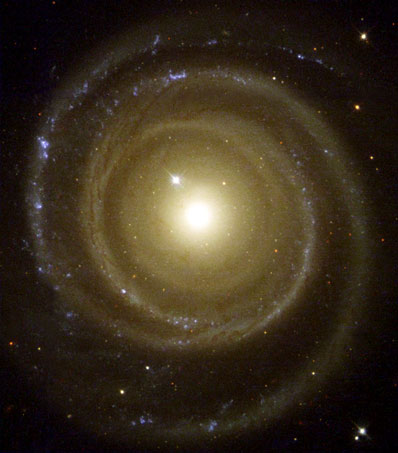 À 111 millions d’années-lumière de la Terre, dans la constellation du Centaure, NGC 4622 déploie ses bras spiraux dans toute leur splendeur. À l’envers ou à l’endroit  ? 