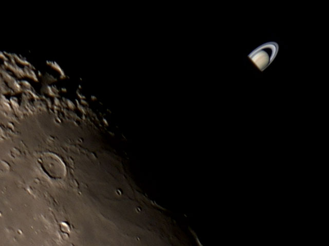 Occultation de Saturne par la Lune vue depuis le Nord de la France par Etienne Bonduelle, le 3 novembre dernier. Une simple Webcam placée derrière l\'oculaire d’un télescope de 200 mm de diamètre. Impressionnant non ? Vous pouvez le faire…