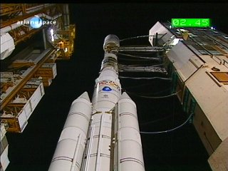 Ariane 4 un peu plus d\'une heure avant son lancement ce matin, lors de l\'éloignement des tours d\'approvisionnement Ariane 4 un peu plus d\'une heure avant son lancement ce matin, lors de l\'éloignement des tours d\'approvisionnement