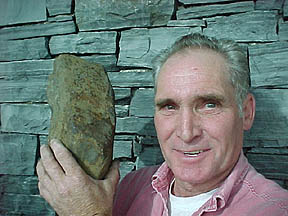 Tom Wood tient à la main sa trouvaille : la deuxième plus grosse météorite pierreuse découverte au Canada. Pesant 8,2 kg, elle serait tombée sur Terre il y a 10 000 ans. C’est grâce au Prairie Meteorite Search Project que la météorite a été identifiée.