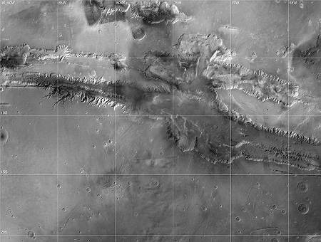 Parcourant près de 5000 kilomètres d’est en ouest, Valles Marineris est le plus grand système de canyons du système solaire. Par endroits, il atteint 10 kilomètres de profondeur. À titre de comparaison, les magnifiques Gorges du Verdon, en Provence, font au maximum 700 mètres de profondeur.